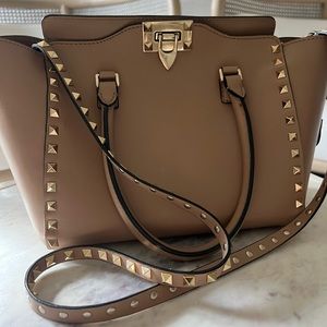 VALENTINO GARAVANI VITELLO ROCK STUD double handle Tote. Blush